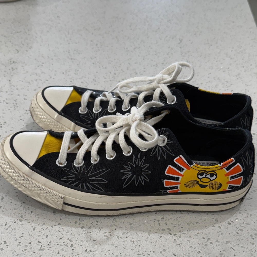Converse Chuck Taylor All Star Low Tope-Sun Graphic- Men’s 8.5